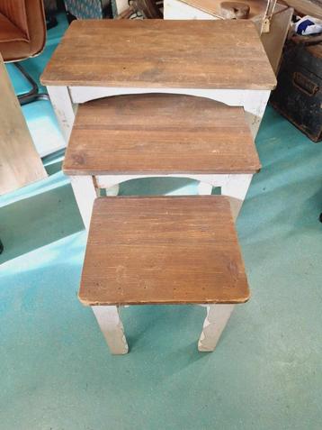 Miniset met 3 brocante nesting tafels, bijzettafels. beschikbaar voor biedingen