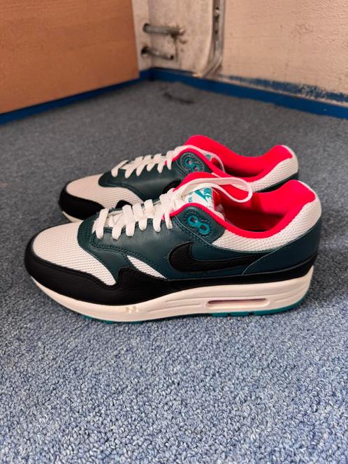 Nike Air Max 1 “Liverpool Lebron James” maat 42 EU, Kleding | Heren, Schoenen, Nieuw, Sneakers of Gympen, Ophalen of Verzenden