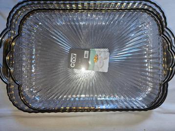 6 schalen goud kleurig randje, en een etagere kleur goud.  beschikbaar voor biedingen