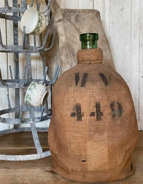 Brocante oude Franse gistfles / wijnfles met jute zak, Antiek en Kunst, Curiosa en Brocante, Ophalen of Verzenden