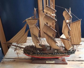 Mooie oude model boot. beschikbaar voor biedingen