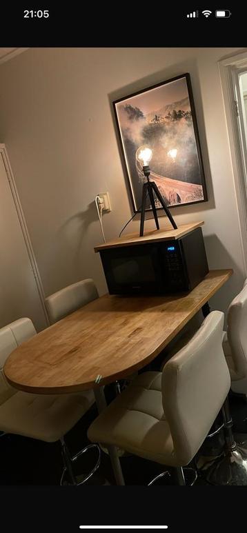 Bar met 4 barkrukken beschikbaar voor biedingen