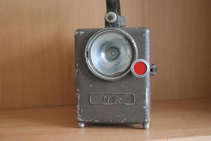 Handlantaarn machinist NS (met rode schijf), Verzamelen, Spoorwegen en Tramwegen, Gebruikt, Trein, Boek of Tijdschrift, Ophalen of Verzenden