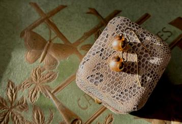 Oorbelletjes gemaakt van antieke glasparel knoopjes beschikbaar voor biedingen