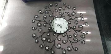 Gratis afhalen klok.70cm zwart metaal.met strass beschikbaar voor biedingen