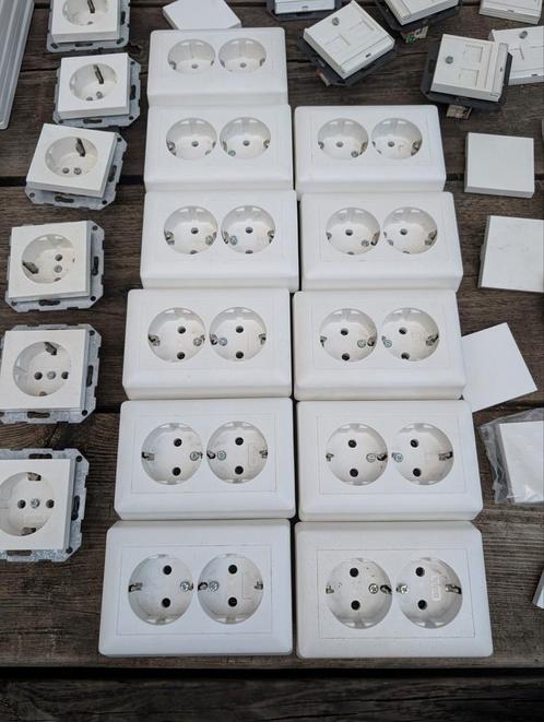 GIRA schakelmateriaal afdekramen, utp, wcd, st 55 i, Doe-het-zelf en Verbouw, Elektra en Kabels, Zo goed als nieuw, Stopcontact