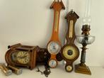 Two barometers, clock, oil lamp, Antiek en Kunst, Antiek | Klokken, Ophalen of Verzenden