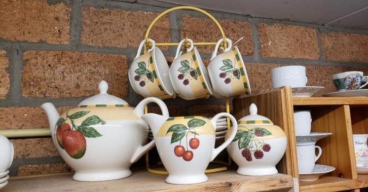 Leuk Thee Servies Setje - Churchill England, Huis en Inrichting, Keuken | Servies, Zo goed als nieuw, Kop(pen) en/of Schotel(s)