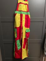 Carnaval tuinbroek groen geel rood met franjes maat 128, Kinderen en Baby's, Carnavalskleding en Verkleedspullen, Ophalen of Verzenden