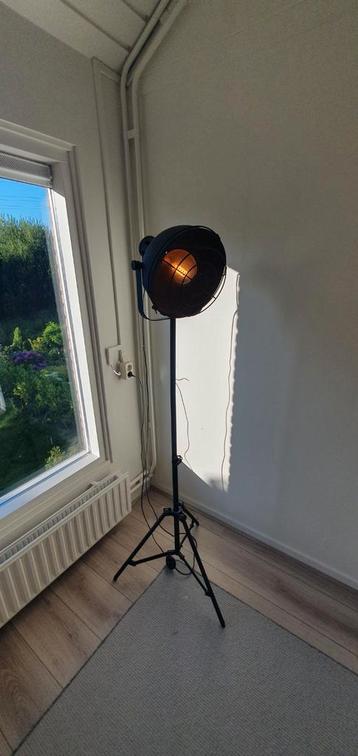 Vloerlamp beschikbaar voor biedingen