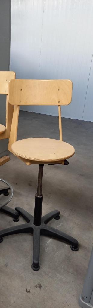 Hoge houten werkkruk- barkruk in hoogte verstelbaar . beschikbaar voor biedingen