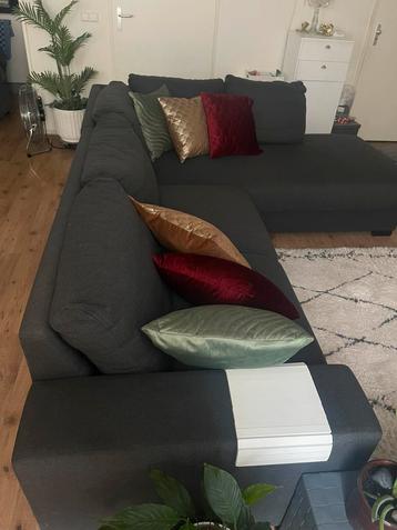 Hoekbank chaise longue antraciet grijze bank zeer goed staat beschikbaar voor biedingen