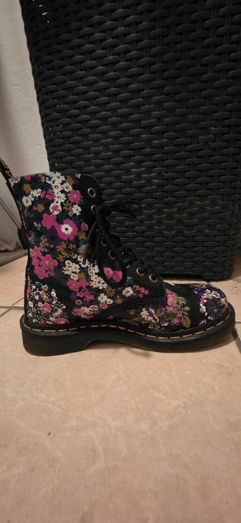 Dr. Martens Bloemen Maat 36 ZONDER ZOOL, Kinderen en Baby's, Kinderkleding | Schoenen en Sokken, Zo goed als nieuw, Schoenen, Meisje