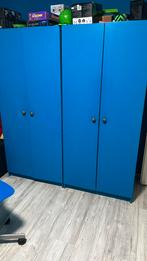 Gratis! Twee blauwe geverfde kasten 168x79x63 cm, Ophalen, Gebruikt, Met hangruimte, 50 tot 100 cm