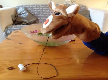 Nieuwe handpop model  hond met bot om te vangen beschikbaar voor biedingen