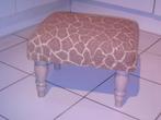 Footstool 37x45cm - l.bruin giraf - 550 wit. NIEUW !!!, Nieuw, Stof, Ophalen of Verzenden