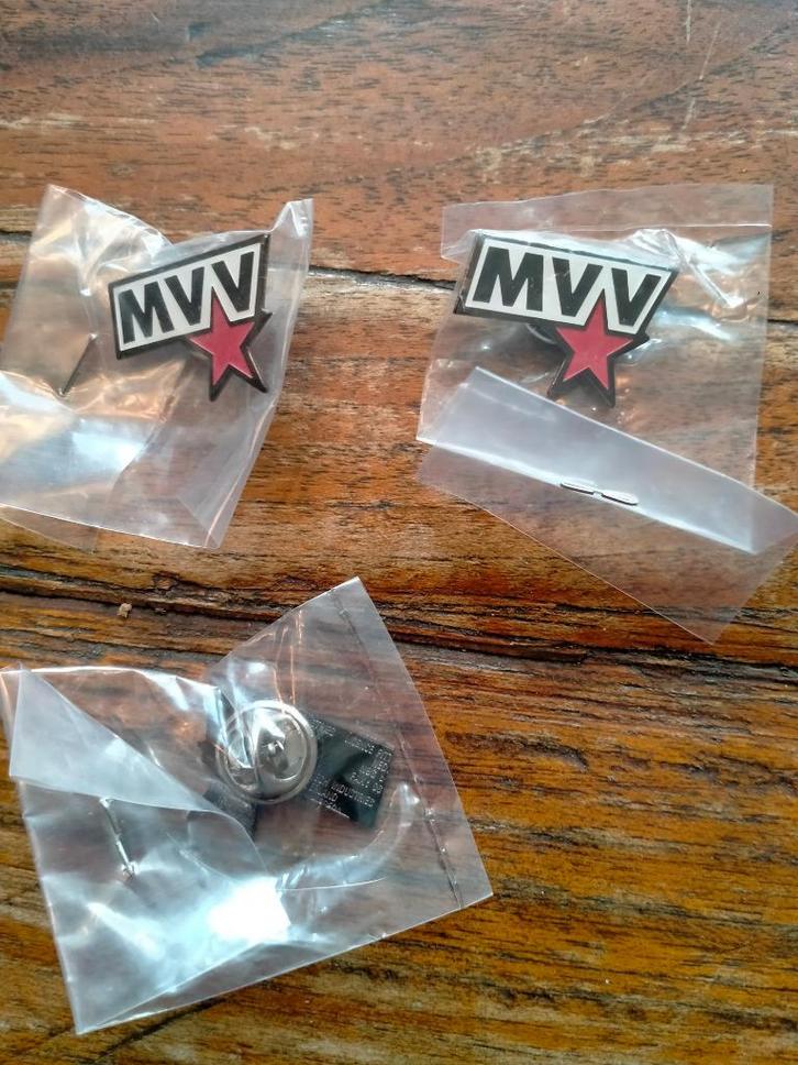 MVV Maastricht voetbal logo pin sport club vereniging, Verzamelen, Speldjes, Pins en Buttons, Nieuw, Sport, Verzenden