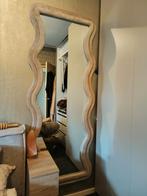 Japandi velvet pas spiegel Taupe met Golvend Design, Huis en Inrichting, Woonaccessoires | Spiegels, Ophalen, Zo goed als nieuw