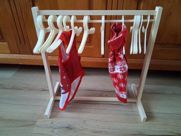 Een Honden "Kleding rekje", inclusief 30 kleding hangertjes. beschikbaar voor biedingen