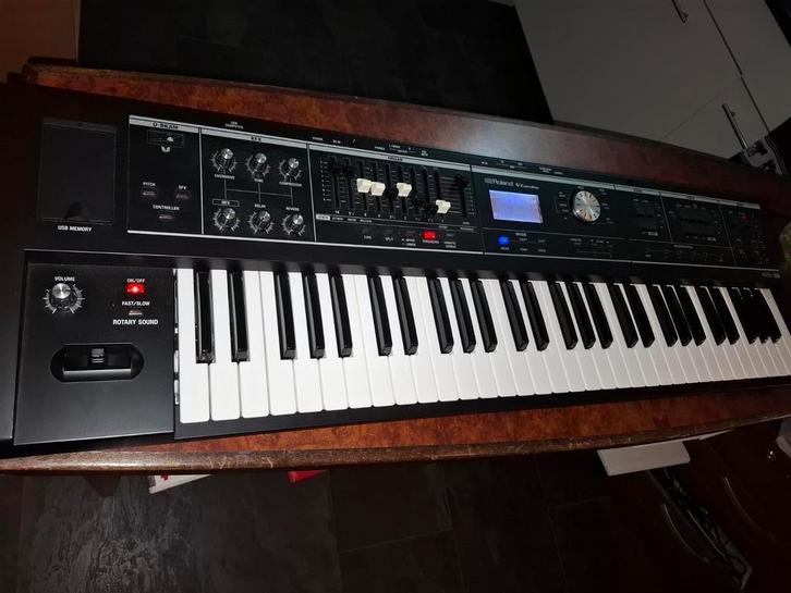 Roland VR-09 V-Combo Keyboard met hoes en pedalen, Muziek en Instrumenten, Synthesizers, Gebruikt, 61 toetsen, Roland, Met koffer of flightcase