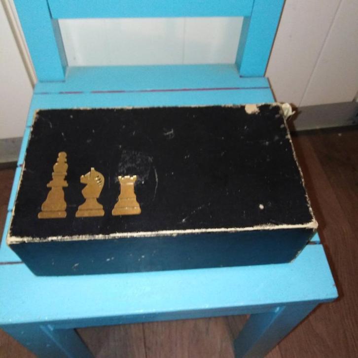 Setje schaakstenen gebruikt in oud zwart doosje, Hobby en Vrije tijd, Gezelschapsspellen | Bordspellen, Gebruikt, Ophalen
