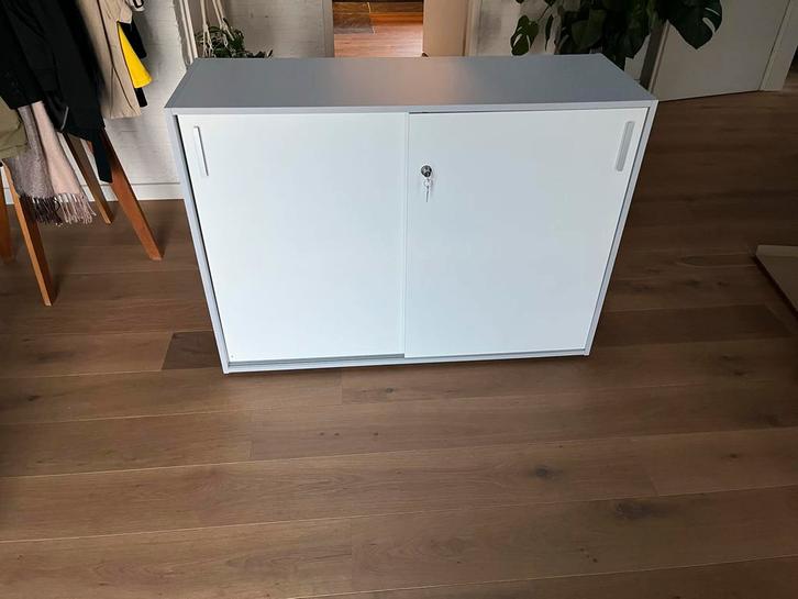 Kantoorkast met schuifdeuren en slot, Huis en Inrichting, Kasten | Boekenkasten, Gebruikt, 100 tot 150 cm, Minder dan 100 cm, 25 tot 50 cm