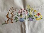 Vintage geborduurd tafelkleedje vierkant Pasen Konijn Kuiken, Ophalen of Verzenden, Zo goed als nieuw