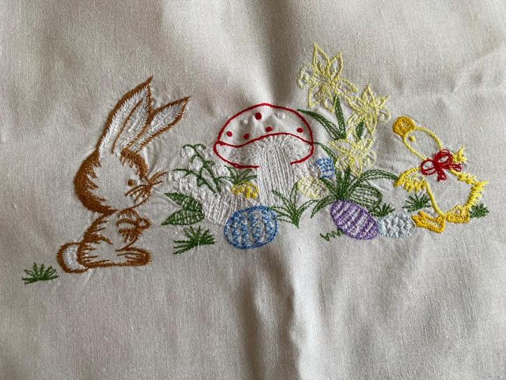 Vintage geborduurd tafelkleedje vierkant Pasen Konijn Kuiken, Diversen, Pasen, Zo goed als nieuw, Ophalen of Verzenden
