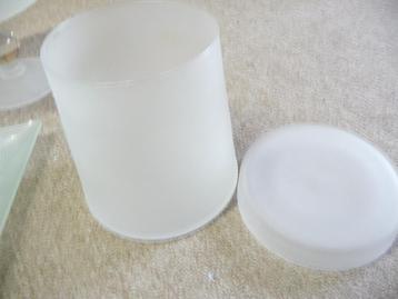 nieuwe melkglazen pot met deksel beschikbaar voor biedingen