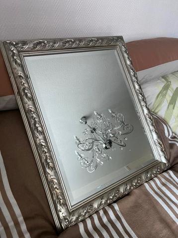 Mooi spiegel beschikbaar voor biedingen