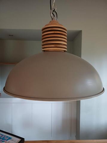 Industriële hanglamp met houten details beschikbaar voor biedingen