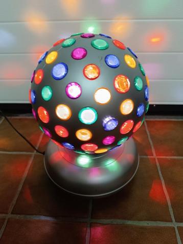 Grote discobol, draaiend met kleurrijke lampjes beschikbaar voor biedingen