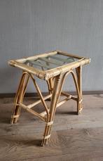 Rotan tafeltje / bijzettafeltje met glazen blad, Huis en Inrichting, Tafels | Bijzettafels, Overige materialen, Gebruikt, Rechthoekig