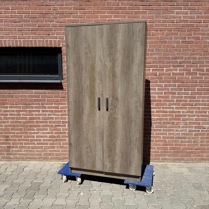 Hoge kleding kast eiken fineer 2 deurs garderobe 2stuks, Huis en Inrichting, Kasten | Kledingkasten, Zo goed als nieuw, 150 tot 200 cm