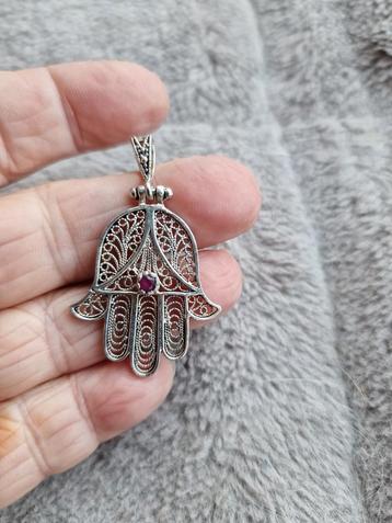 Hamsa Hanger met Robijntje beschikbaar voor biedingen