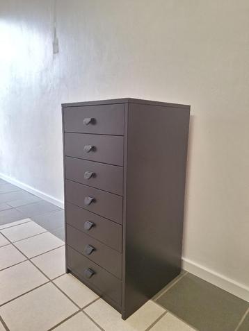 Handig kastje beschikbaar voor biedingen