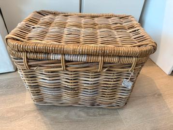 Rotan mand zgan beschikbaar voor biedingen