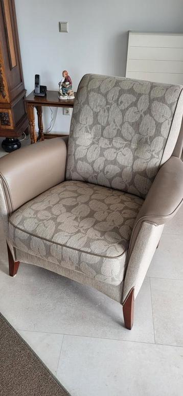 Mooie broodkast bankstel plus 2 zittingen eettafel en de kas beschikbaar voor biedingen