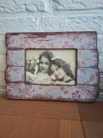 Decoratieve, houten fotolijst. Roze/bloemen. Fotomaat: 10x15, Ophalen of Verzenden, Gebruikt, Hout