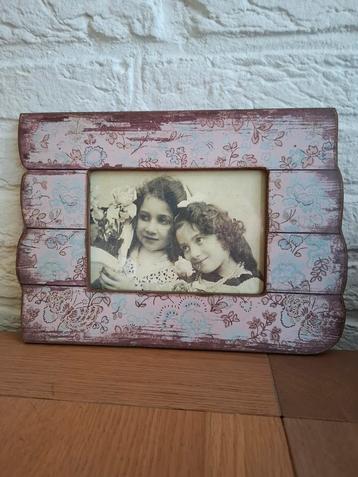 Decoratieve, houten fotolijst. Roze/bloemen. Fotomaat: 10x15 beschikbaar voor biedingen