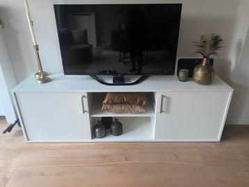 Mooi wit TV meubel beschikbaar voor biedingen