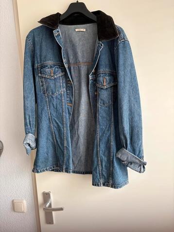 Vintage spijkerjas getaillerd met zwarte kraag beschikbaar voor biedingen