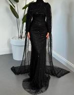 Zwarte Abiye Jurk met Pelerin, Zwart, Maat 42/44 (L), Ophalen of Verzenden, Zo goed als nieuw