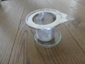 Metalen theefilter met glazen lekbakje uit de jaren '60 beschikbaar voor biedingen