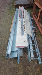 Pallet vol nieuwe kabelgoten enz, Ophalen