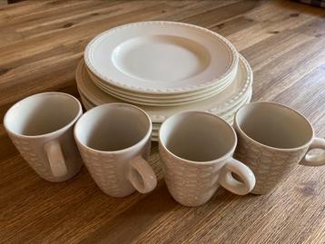 4 Dinerborden, ontbijtborden en koffiekopjes beschikbaar voor biedingen