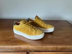 ZGAN: Fred de la Bretoniere lage suède sneaker witte zool 38, Fred de la Bretoniere, Geel, Ophalen of Verzenden, Sneakers of Gympen