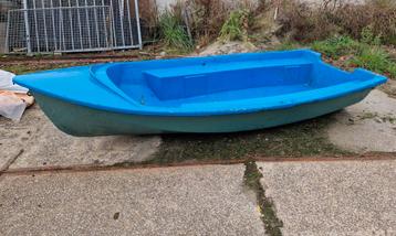 Kleine blauwe roeiboot / visboot / zandbak beschikbaar voor biedingen