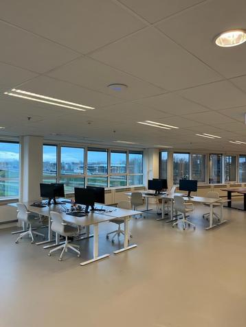4 zit/sta bureaus beschikbaar voor biedingen