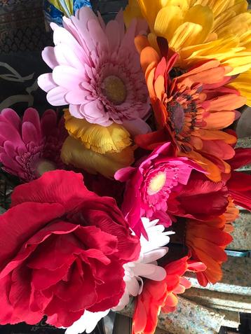Grote kunstbloemen naar waarheid nagemaakt in vorm & kleur beschikbaar voor biedingen